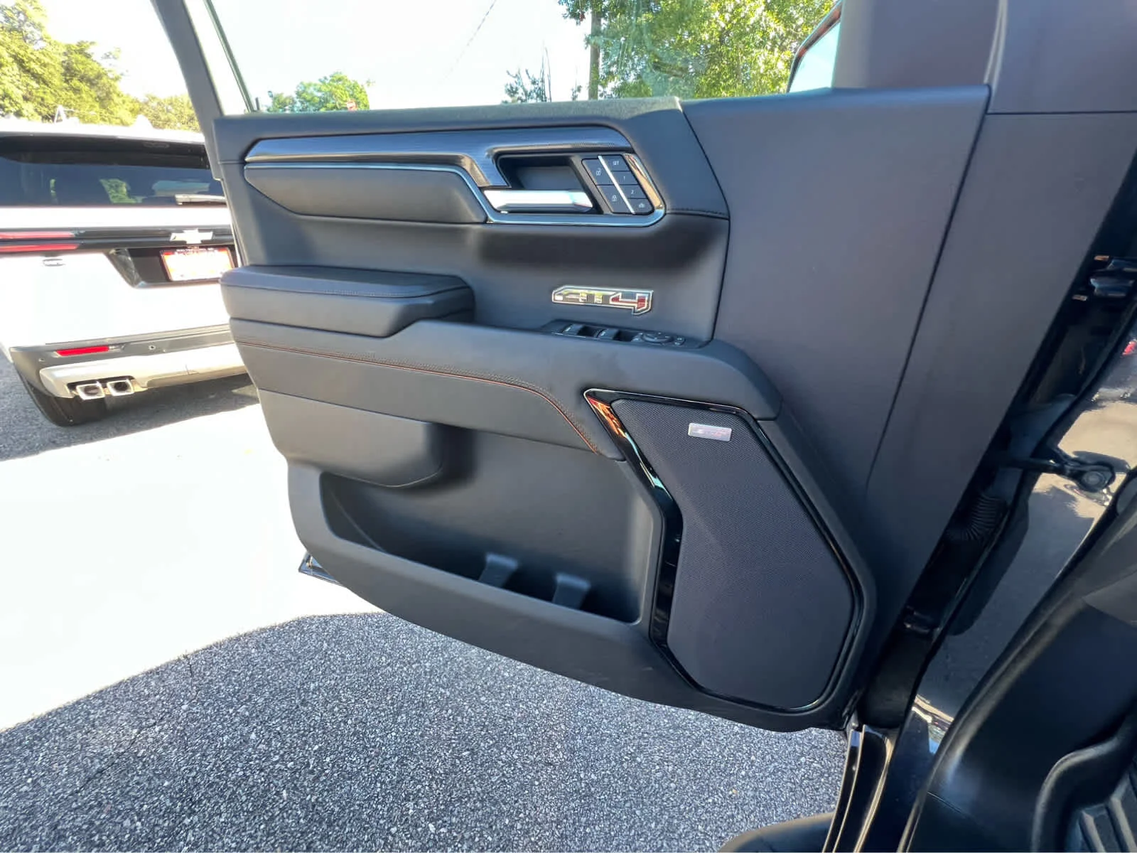 Used 2023 TITANIUM RUSH METALLIC GMC AT4 image 13