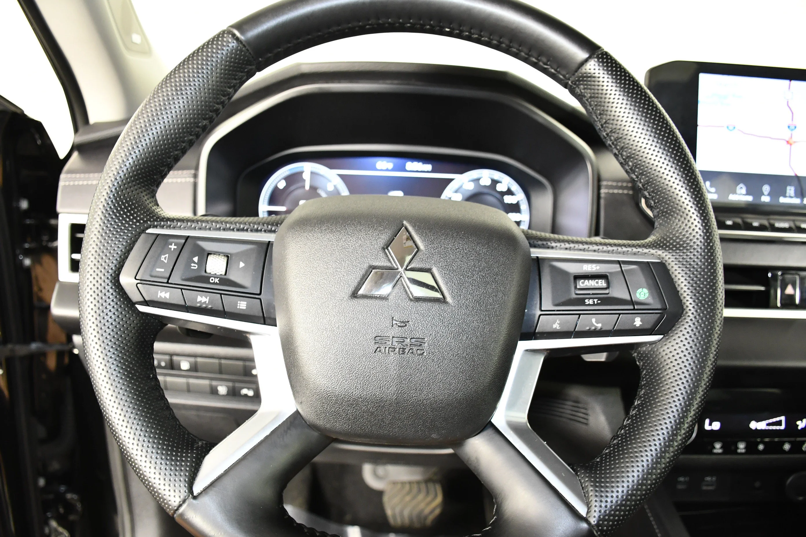 Certified Used 2025 Black Diamond Mitsubishi SE image 19