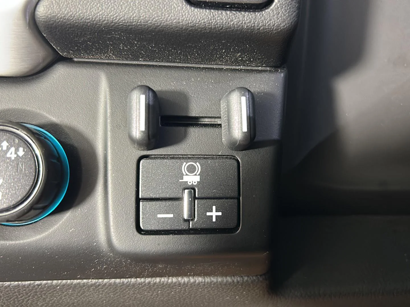 Used 2018 Iridium Metallic GMC SLT image 26