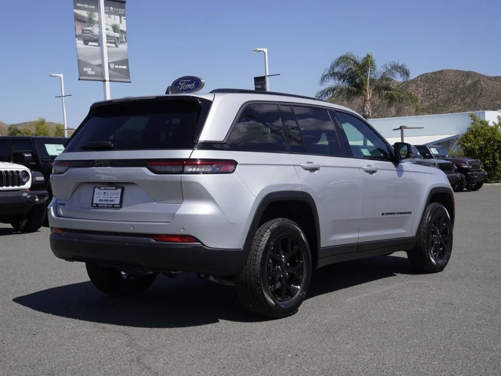 New 2026 Silver Zynith Exterior Paint Jeep Laredo Altitude image 3