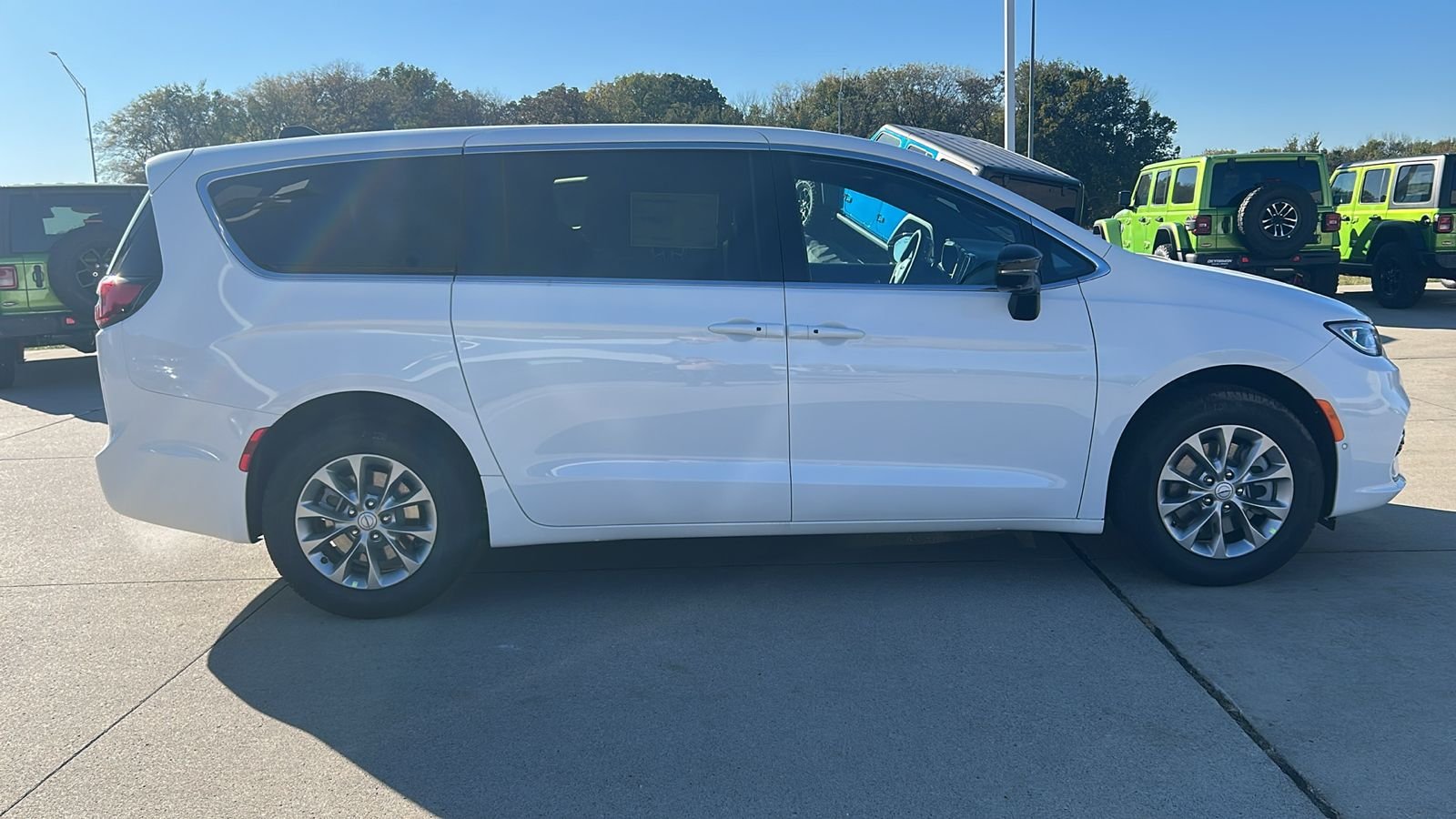 New 2026 Bright White Clear-Coat Exterior Paint Chrysler Select image 2