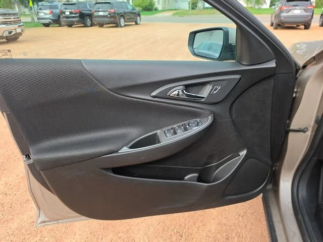Used 2025 Mineral Gray Metallic Chevrolet 1LT image 21