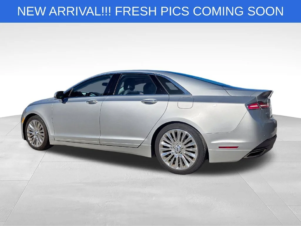 Used 2013  Lincoln 4dr Sdn FWD image 3