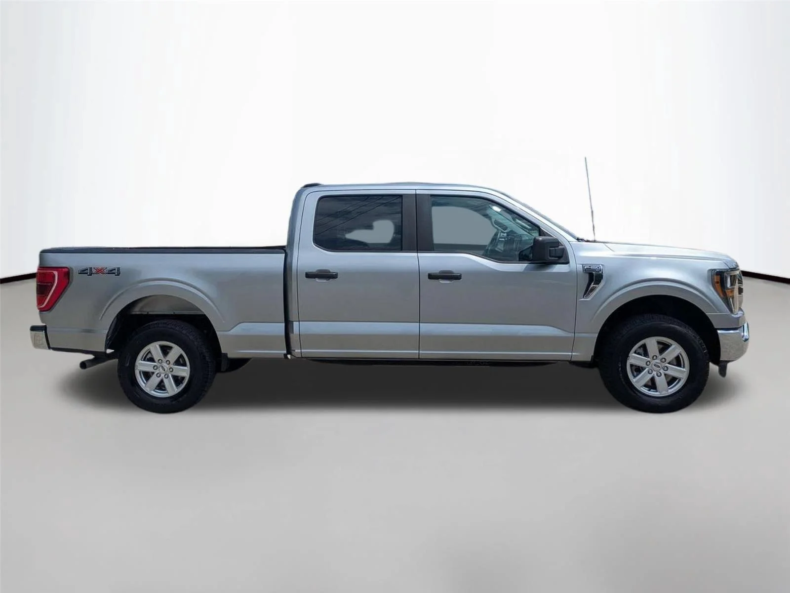 Used 2023 Iconic Silver Metallic Ford XLT image 4