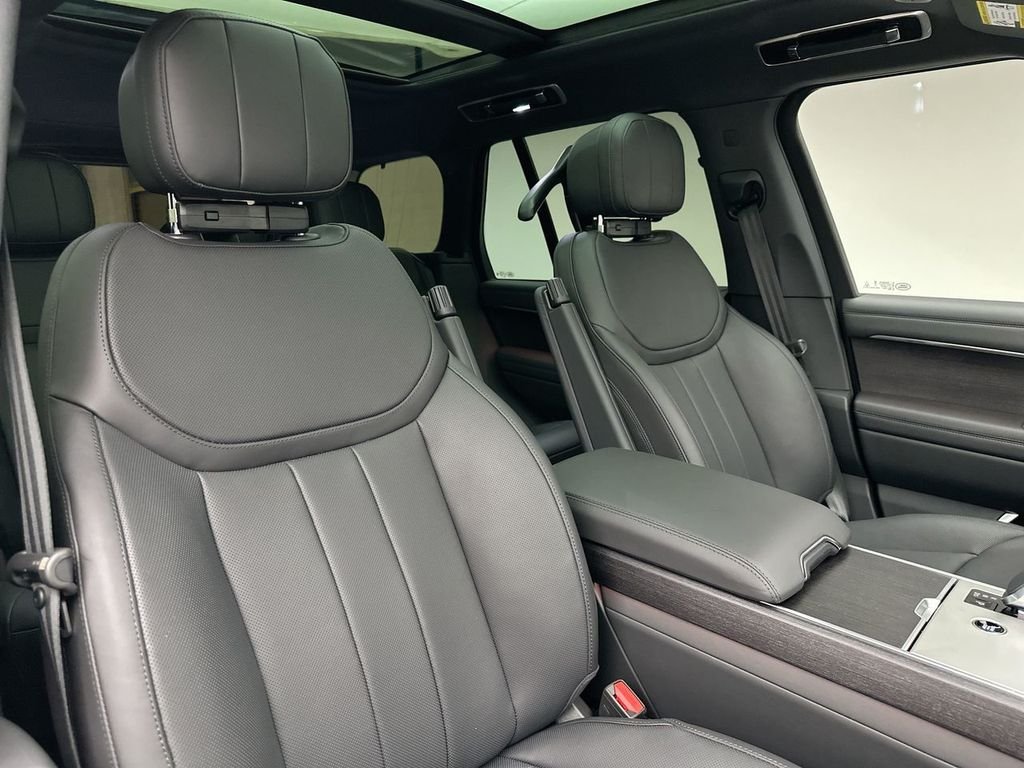 New 2026 Carpathian Gray Premium Metallic Land Rover SE image 6