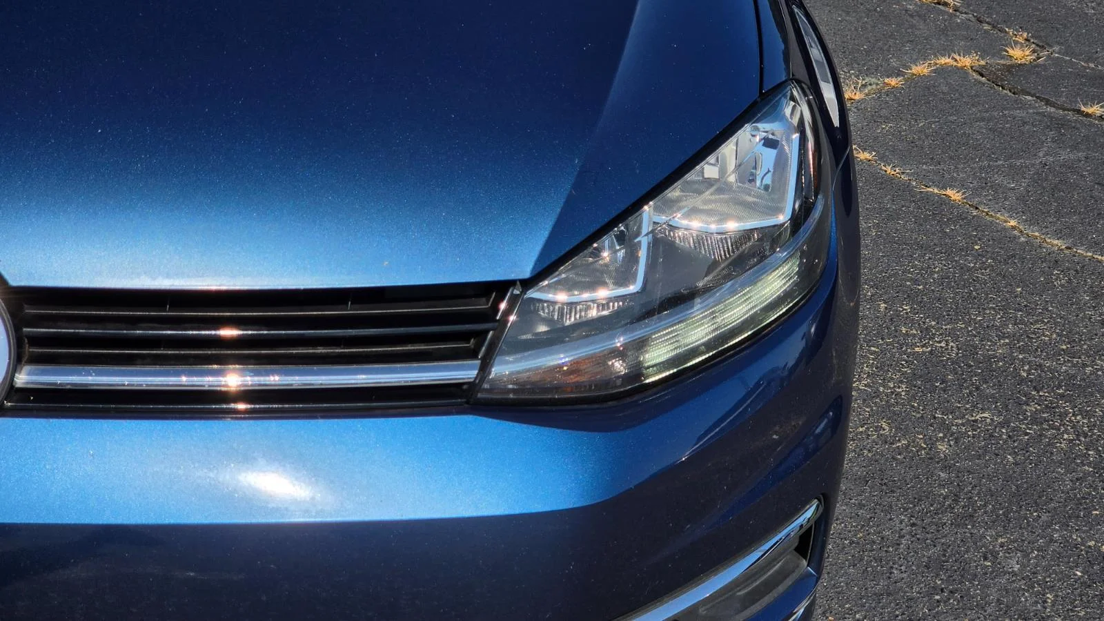 Used 2019 Silk Blue Metallic Volkswagen S image 21