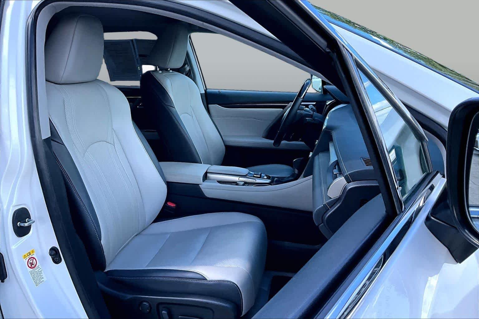 Used 2019 Eminent White Pearl Lexus  image 9