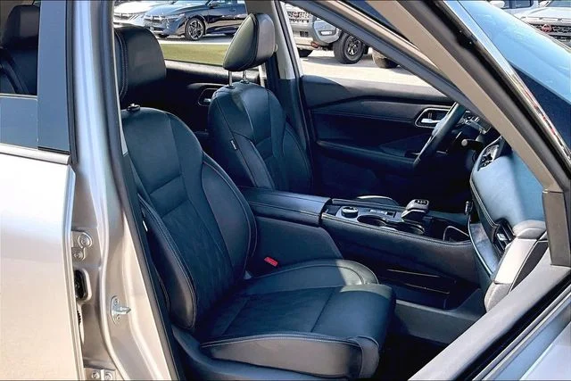 Used 2025 Gold Nissan Platinum image 29