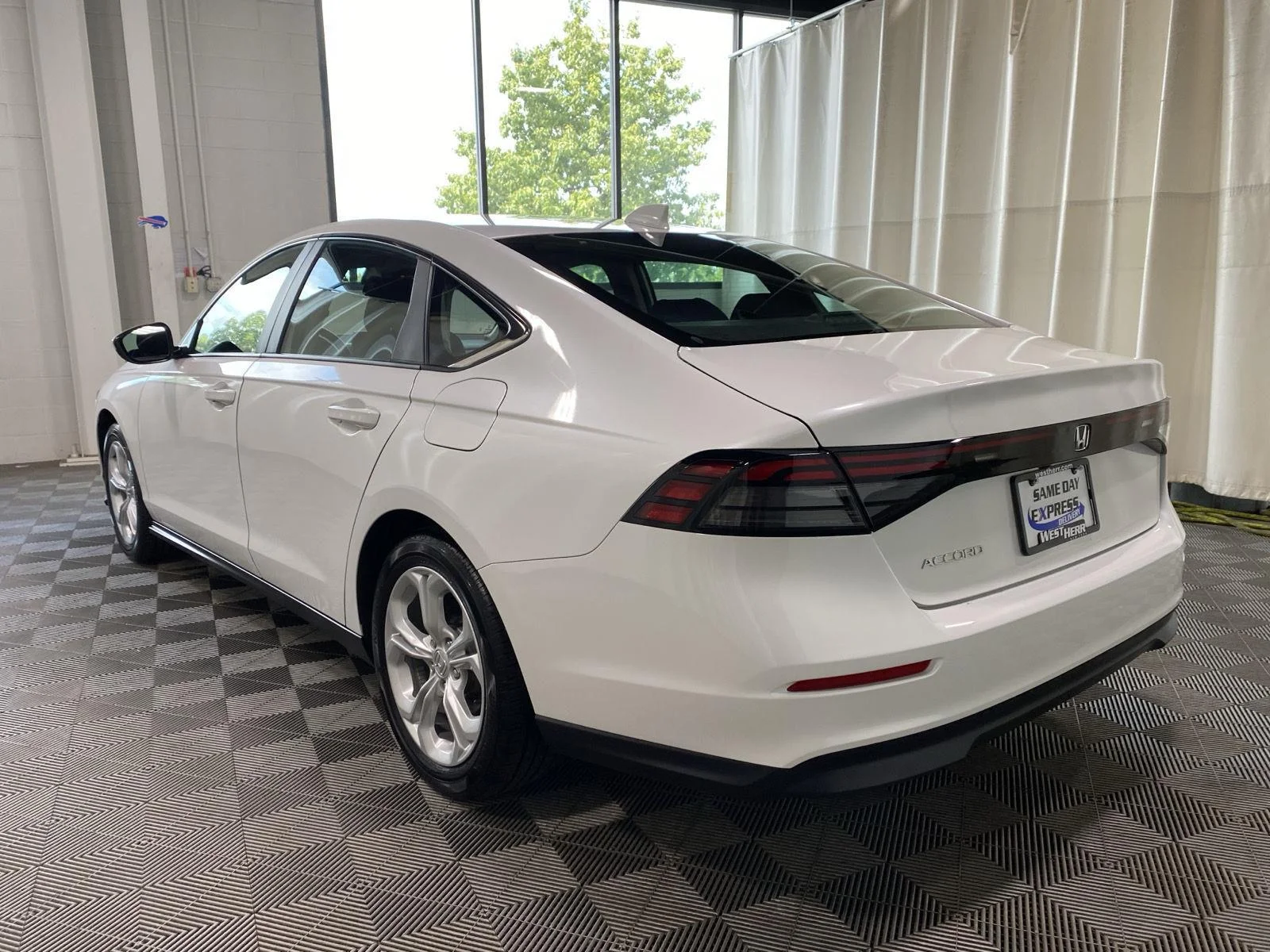 Used 2024 Platinum White Pearl Honda LX image 5