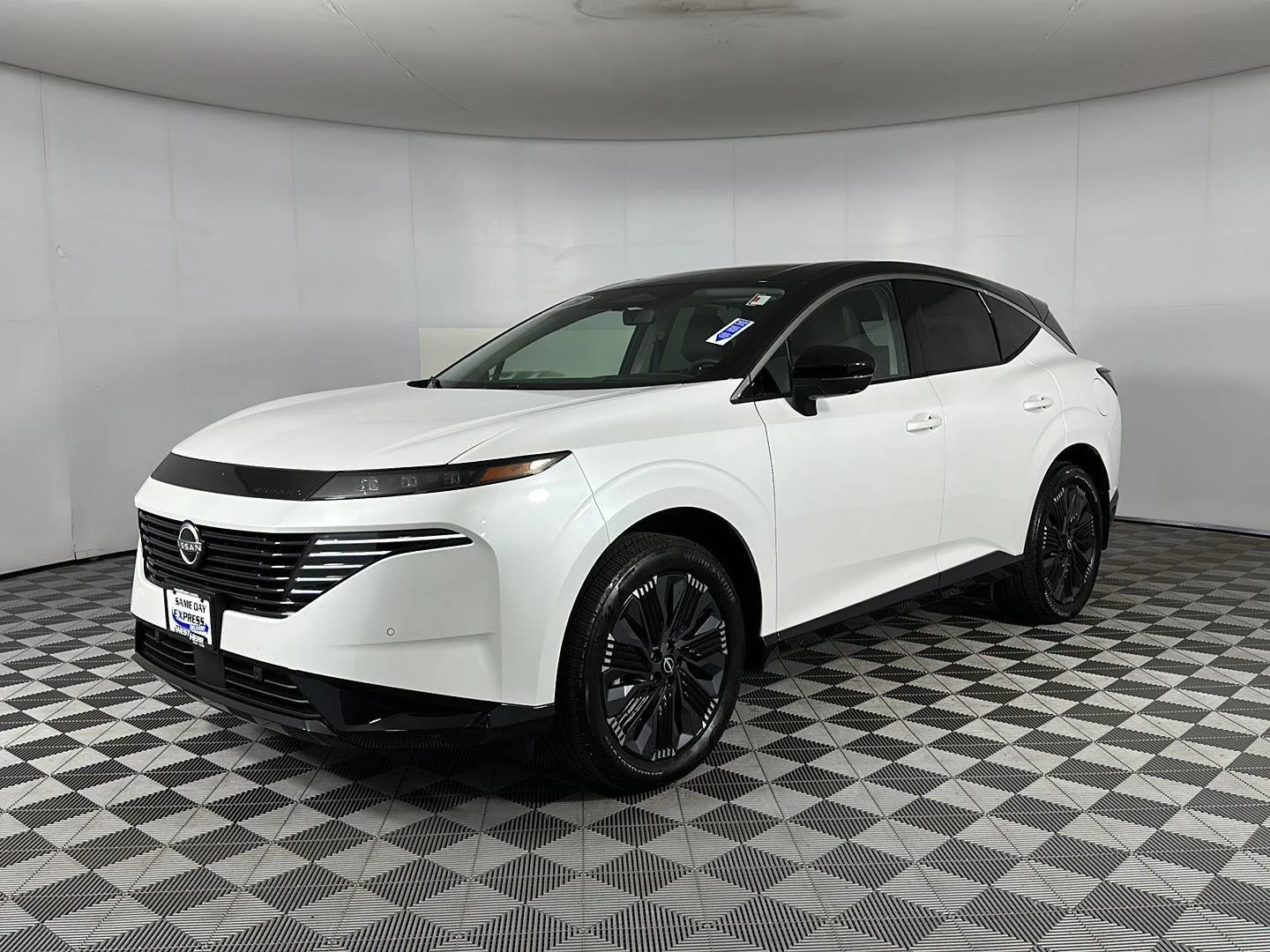 Used 2025 Everest White Pearl Tricoat/Super Black Nissan Platinum image 5