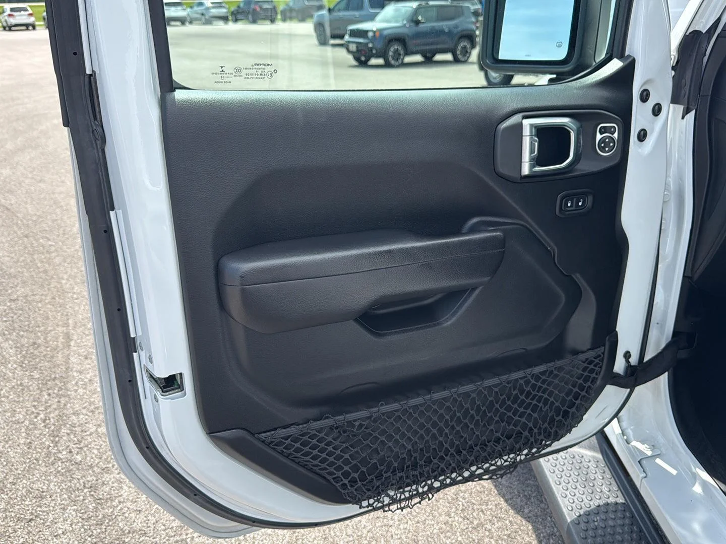 Used 2018 Bright White Clearcoat Jeep Sport S image 17