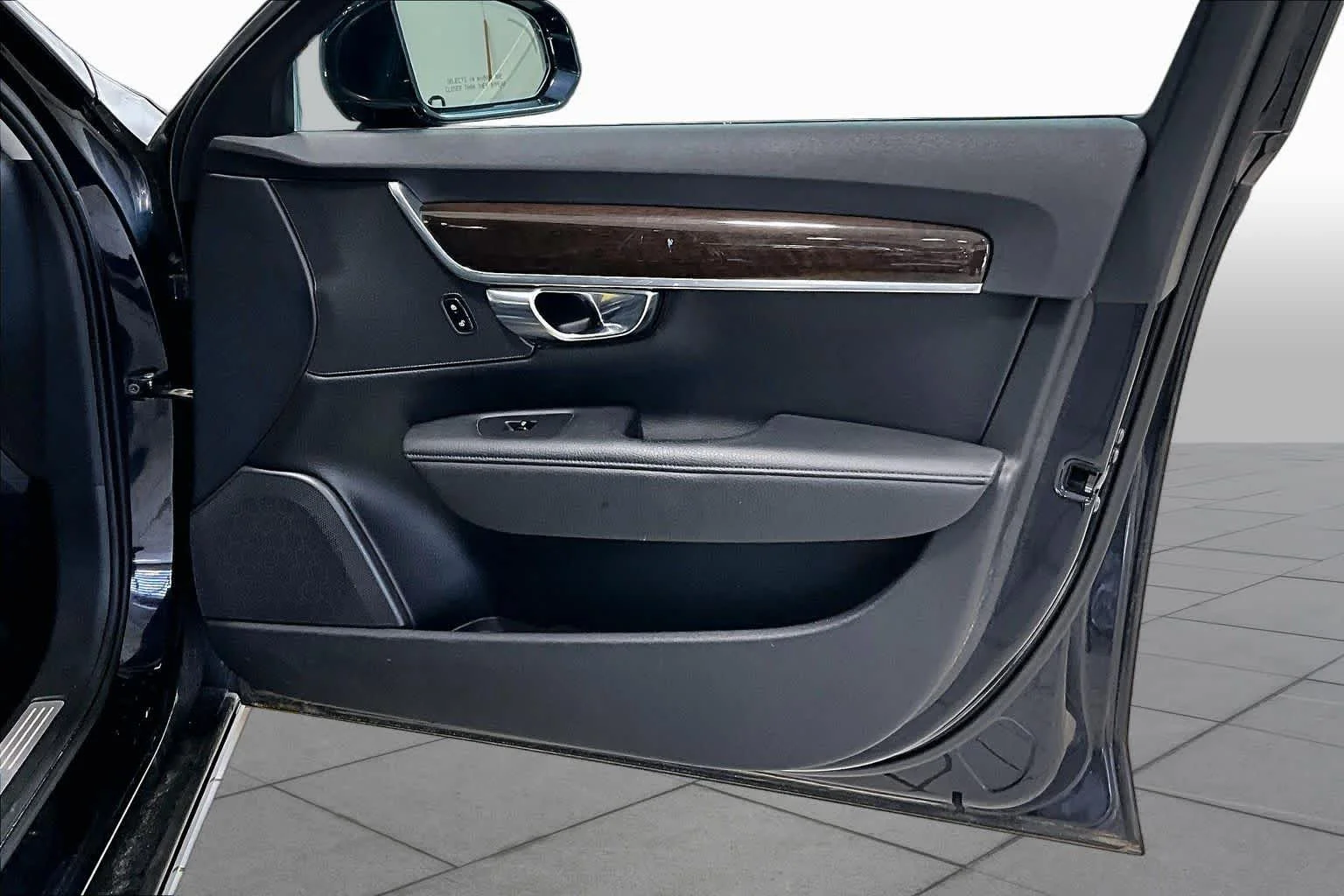 Used 2017 Magic Blue Metallic Volvo Momentum image 22