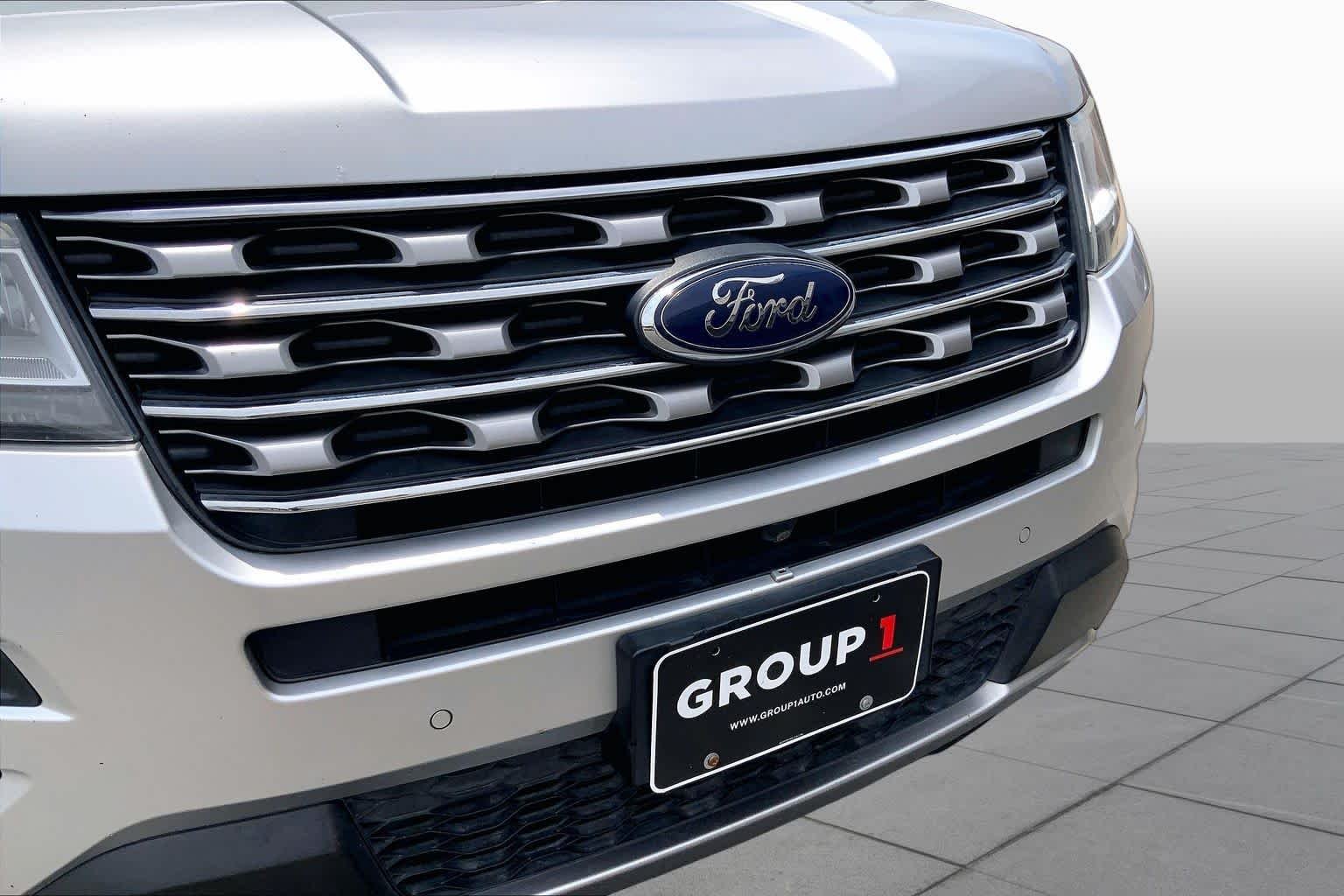 Used 2017 Ingot Silver Metallic Ford Limited image 30