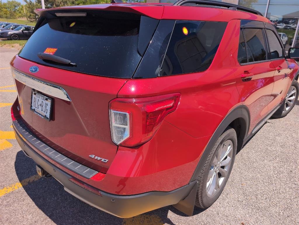 Used 2023 Rapid Red Metallic Tinted Clearcoat Ford XLT image 3