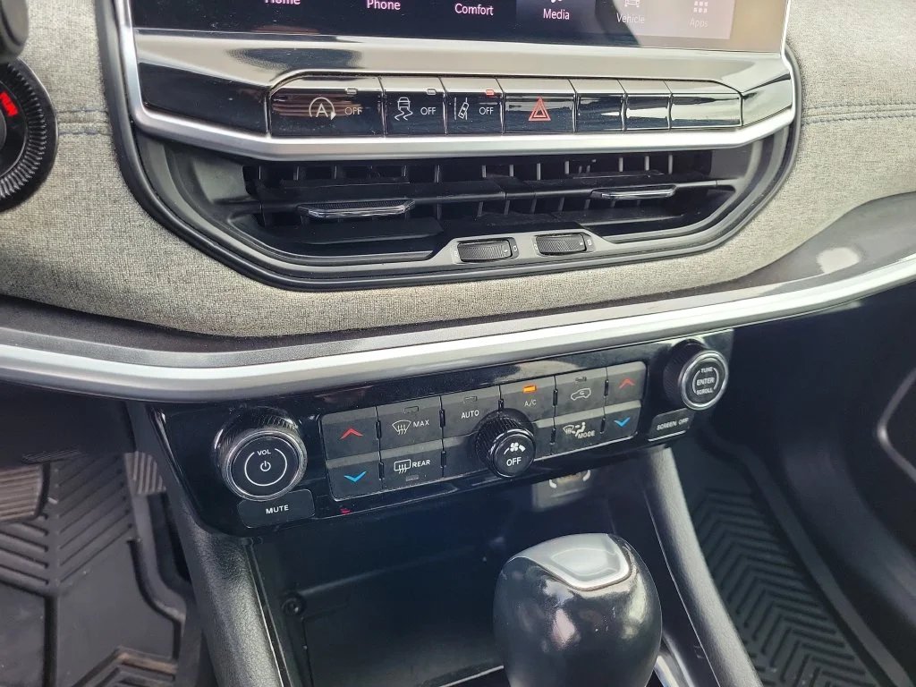 Used 2022 White Jeep Latitude image 37