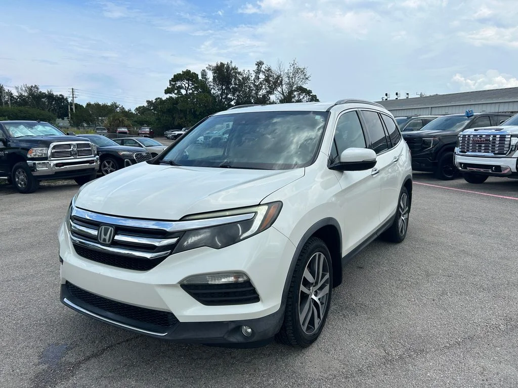 Used 2017  Honda Touring image 1