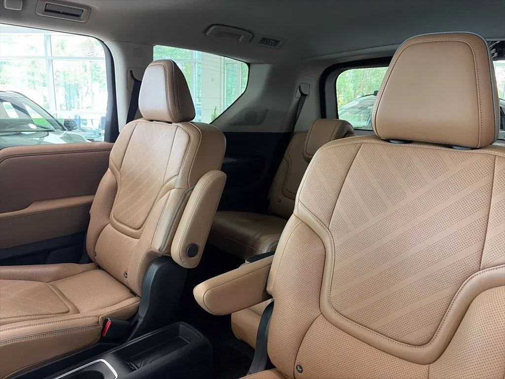New 2027 RADIANT WHITE INFINITI LUXE image 6