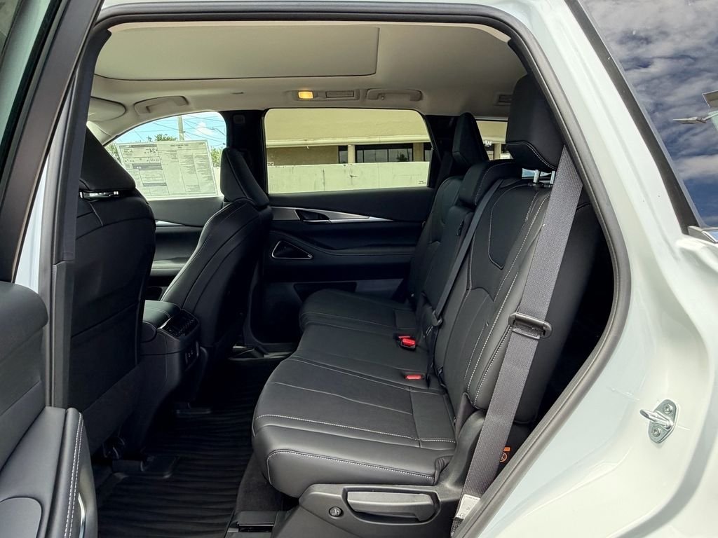 New 2027 RADIANT WHITE INFINITI Luxe FWD image 14