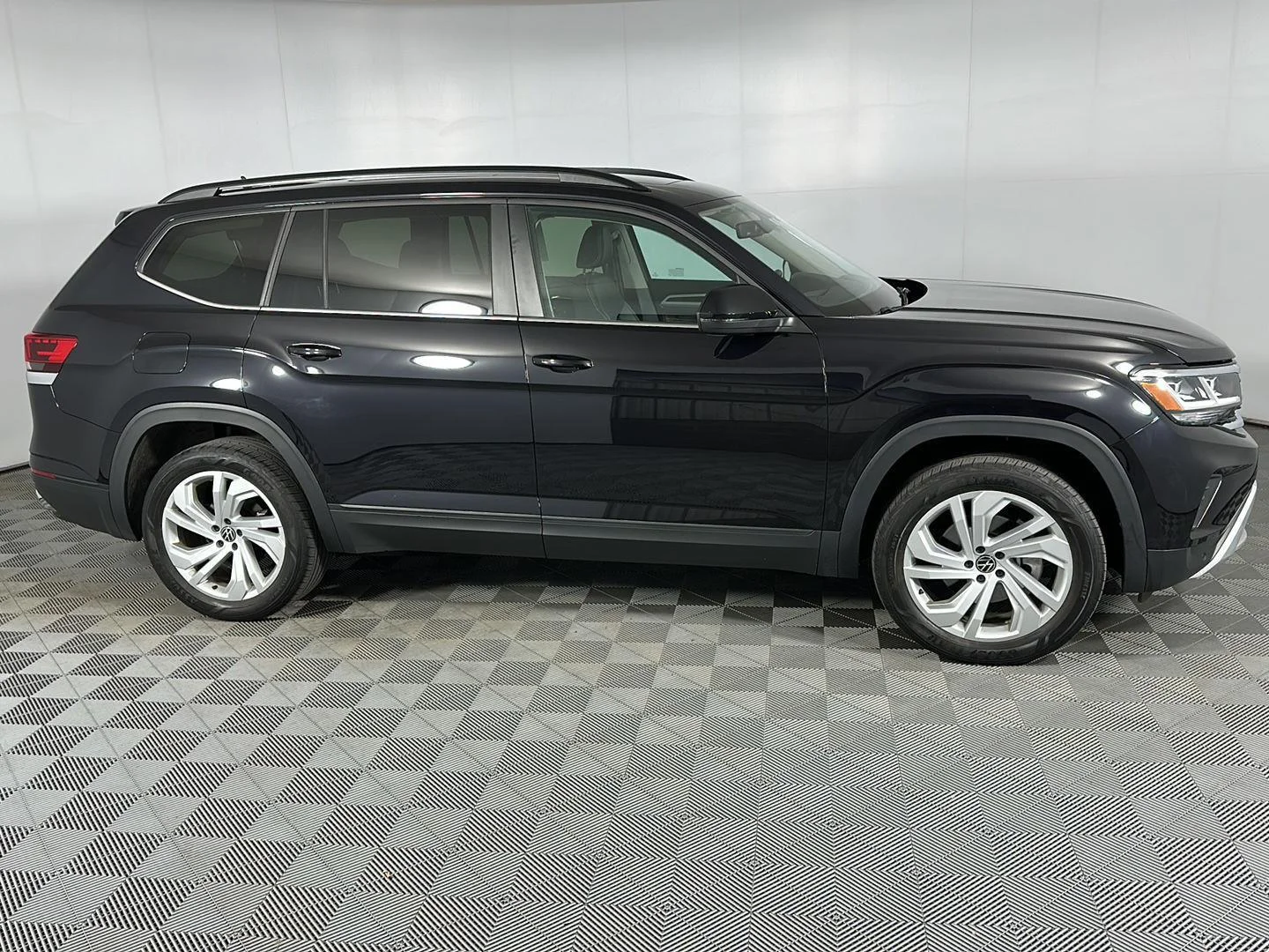 Used 2023 Deep Black Pearl Volkswagen 3.6L V6 SE w/Technology image 4