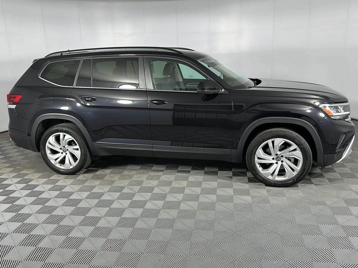 Used 2023 Deep Black Pearl Volkswagen 3.6L V6 SE w/Technology image 4