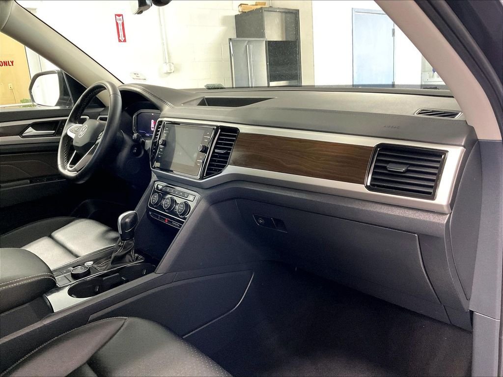 Used 2023 Black Volkswagen 3.6L V6 SE w/Technology image 14