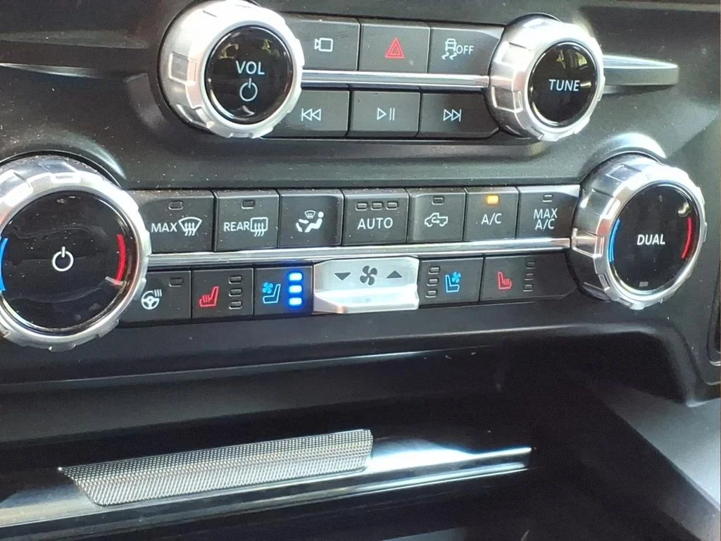 Used 2025 White Ford Lariat image 8