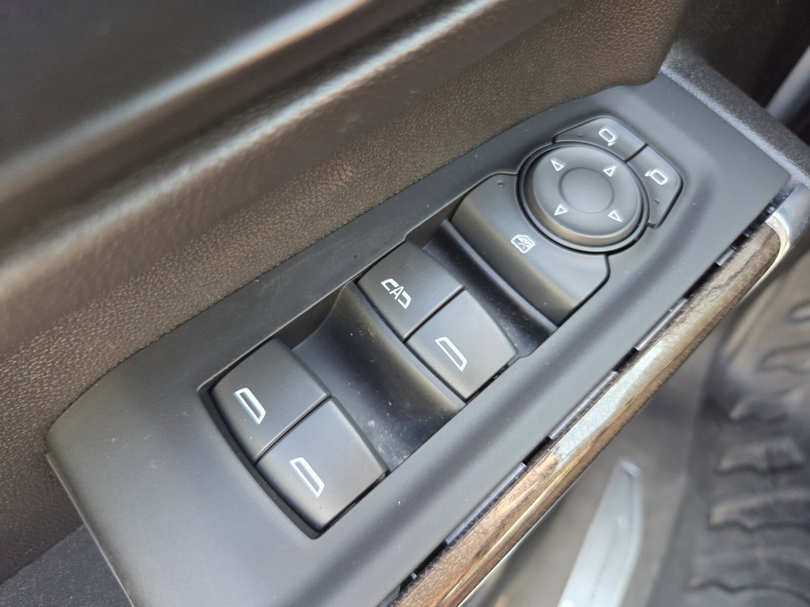 Used 2022 Silver Ice Metallic Chevrolet LT image 28