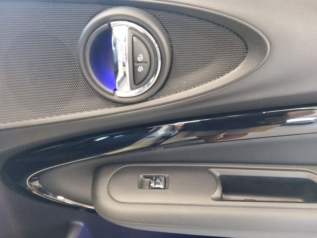 Used 2019 White MINI Classic image 15