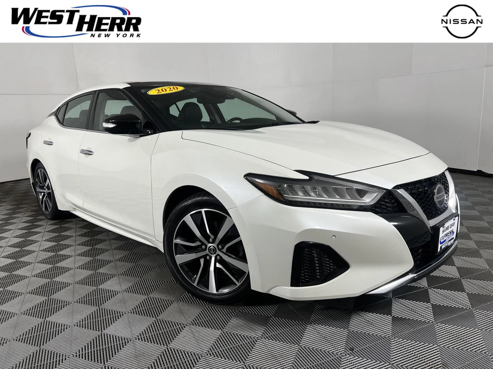 Used 2020 Pearl White Tricoat Nissan SL image 1