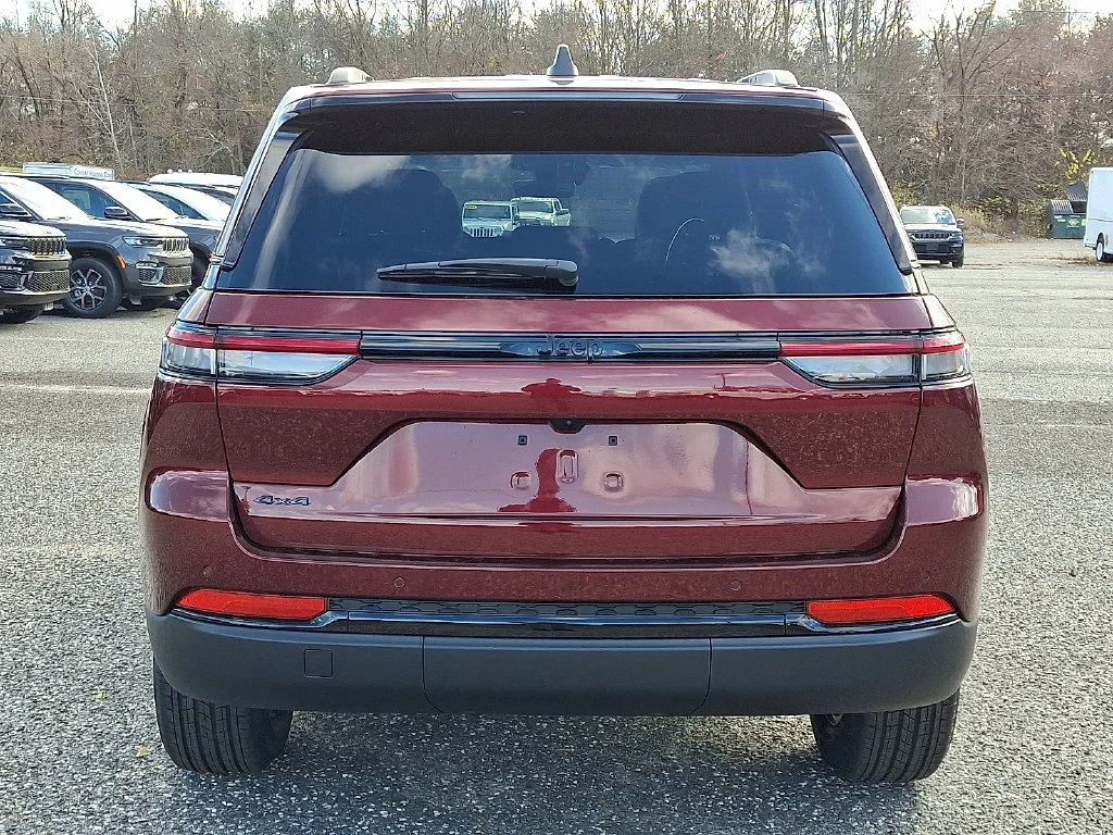 New 2025 Velvet Red Pearl-Coat Exterior Paint Jeep Altitude X image 7