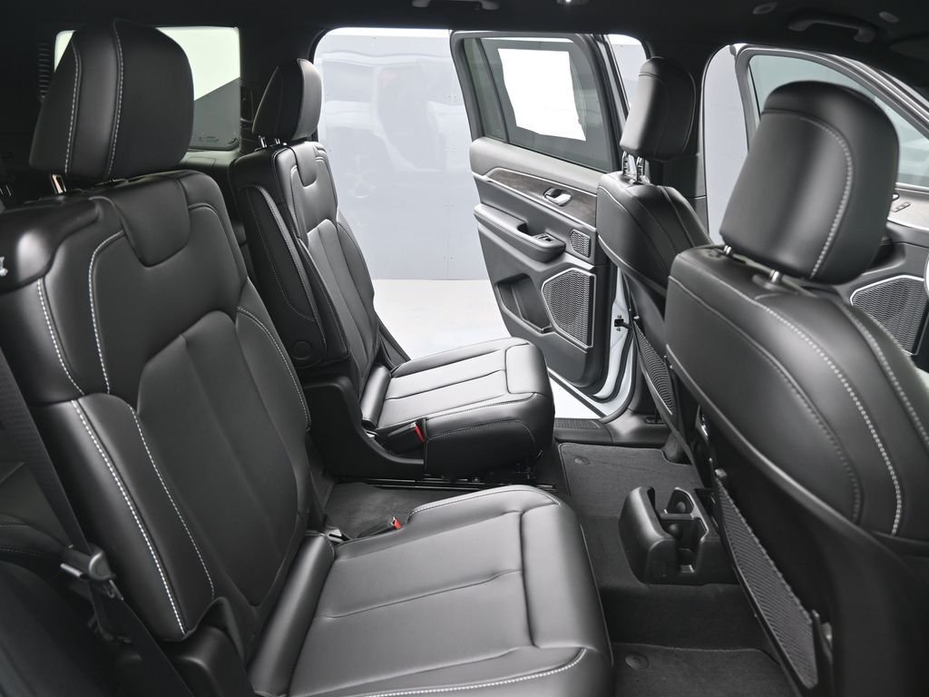 New 2026 Bright White Clear-Coat Exterior Paint Jeep Limited image 29
