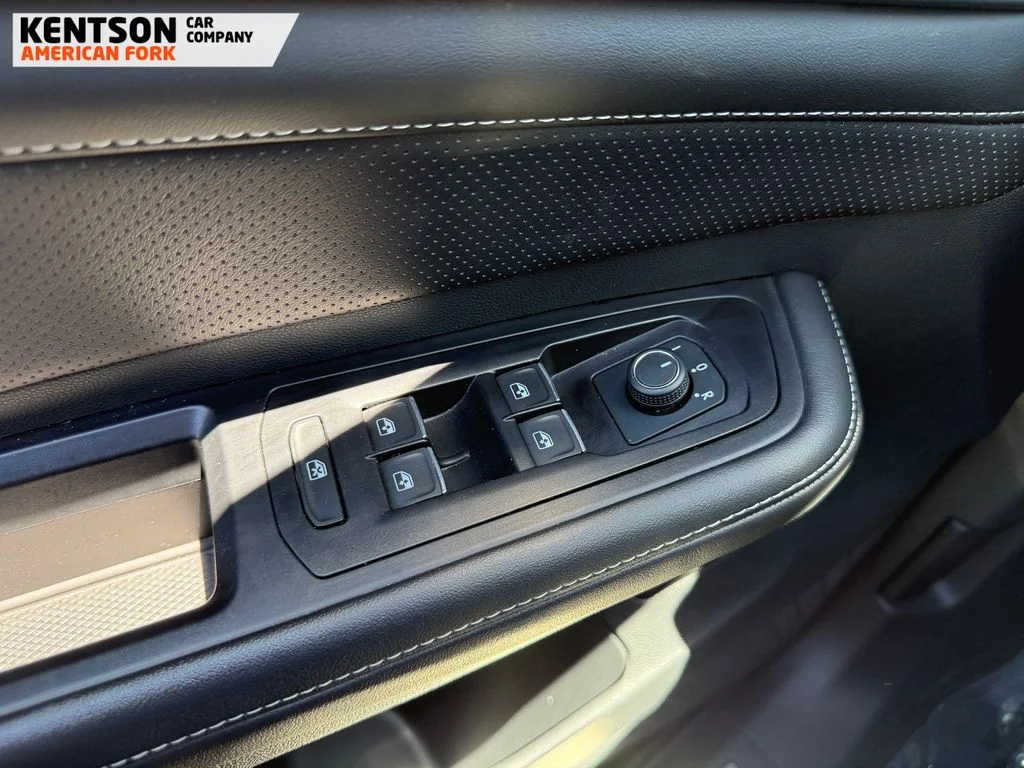 Used 2025 Black Volkswagen 2.0T SE w/Technology image 18