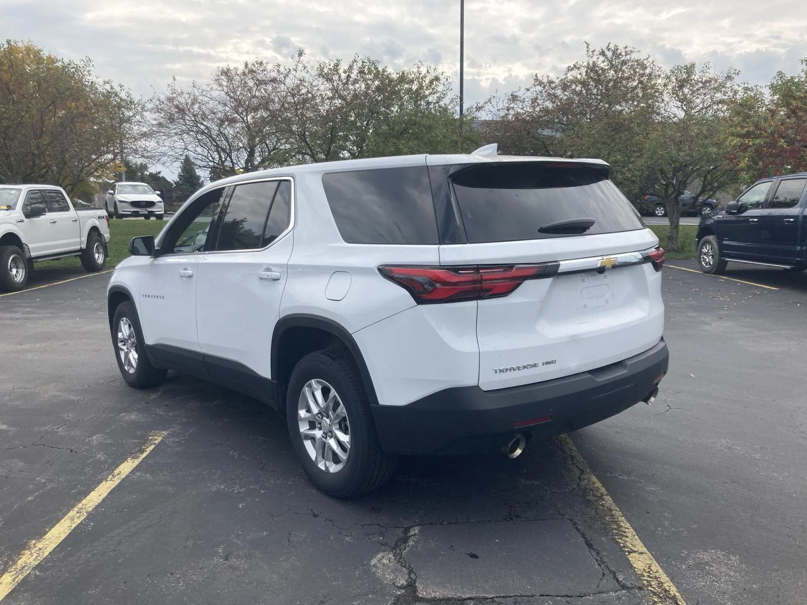 Used 2023 Wh Chevrolet  image 5