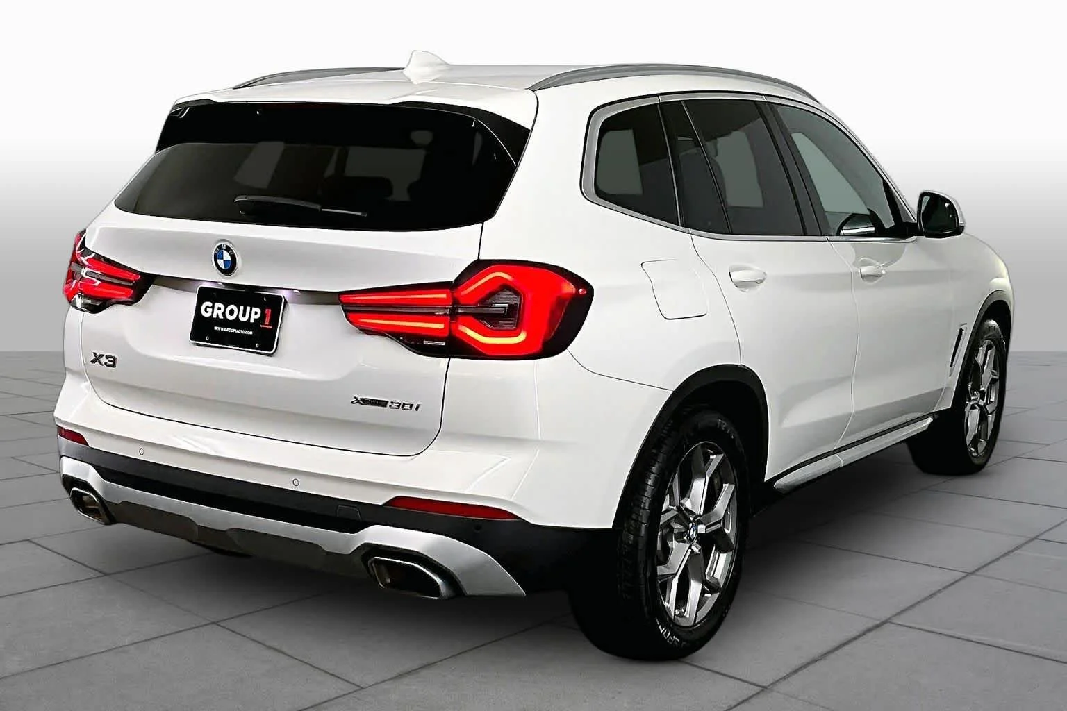 Used 2023 Alpine White BMW xDrive30i image 13