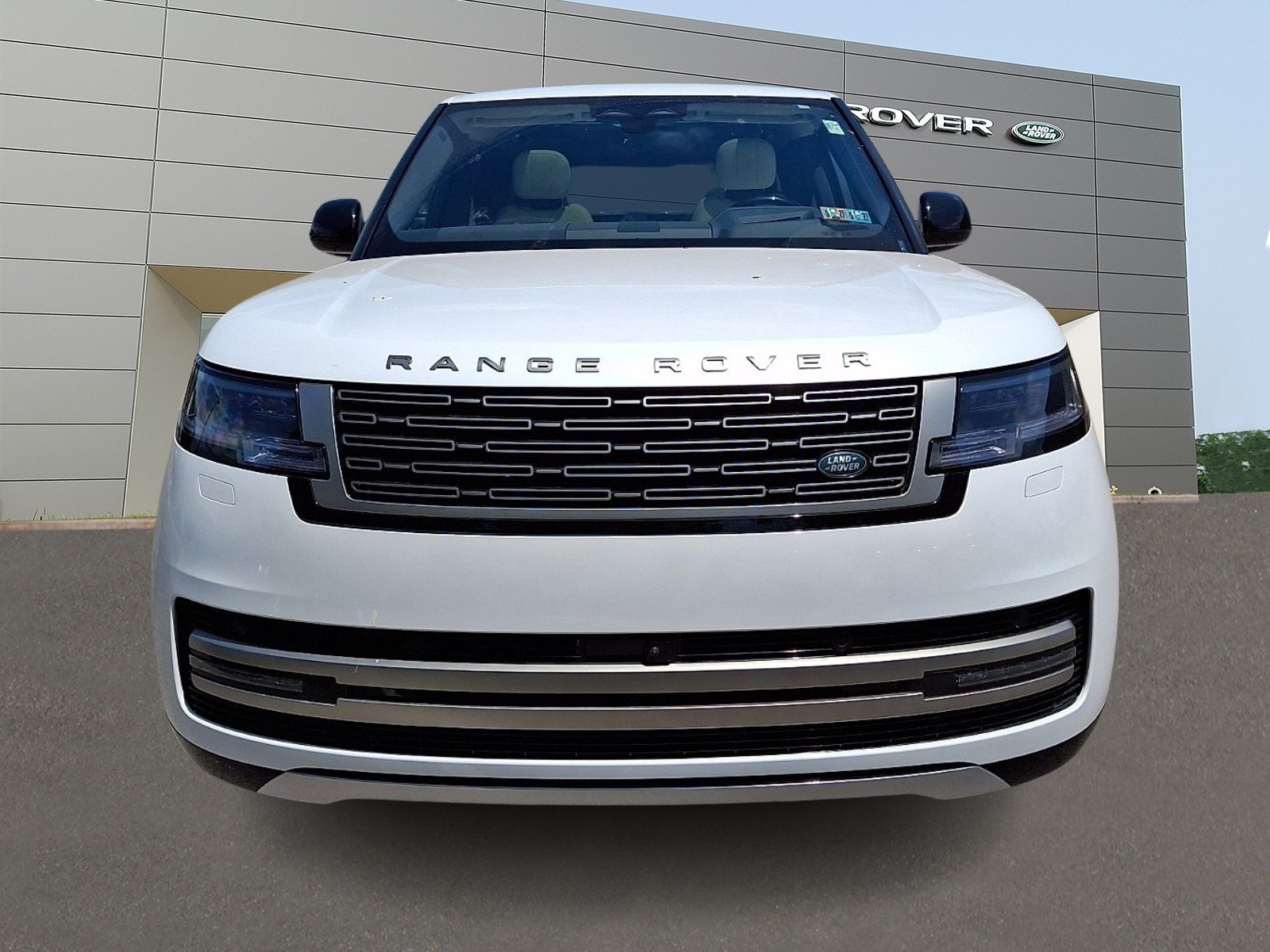 New 2026 Ostuni Pearl White Land Rover P530 SE 7 Seat image 8
