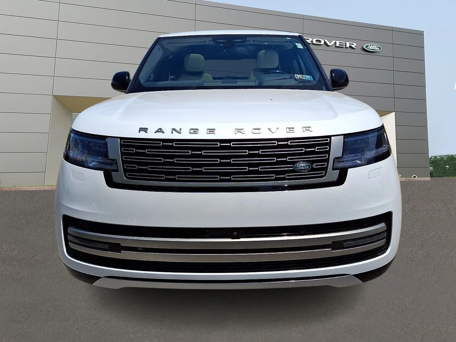 New 2026 Ostuni Pearl White Land Rover P530 SE 7 Seat image 8