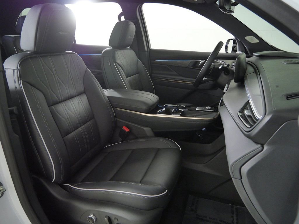 Used 2025 White Buick Avenir image 22