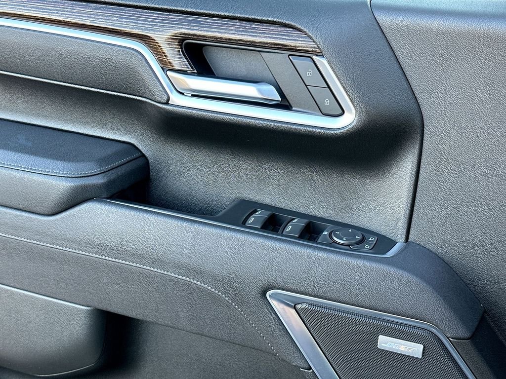 Used 2025 Silver GMC Elevation image 11
