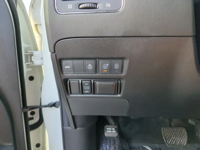 Certified Used 2020 White Nissan Platinum image 30