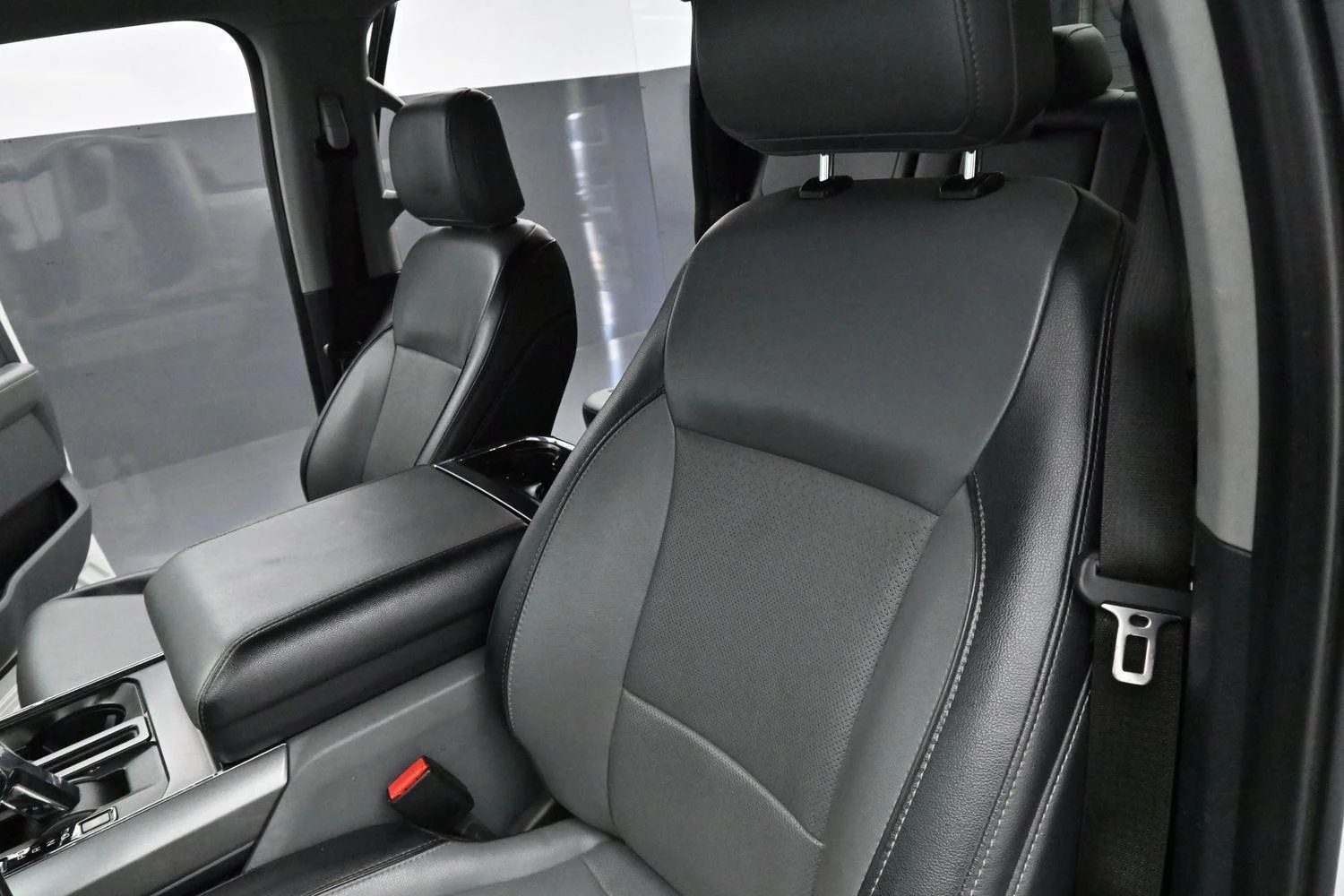 Used 2023  Ford LARIAT image 15