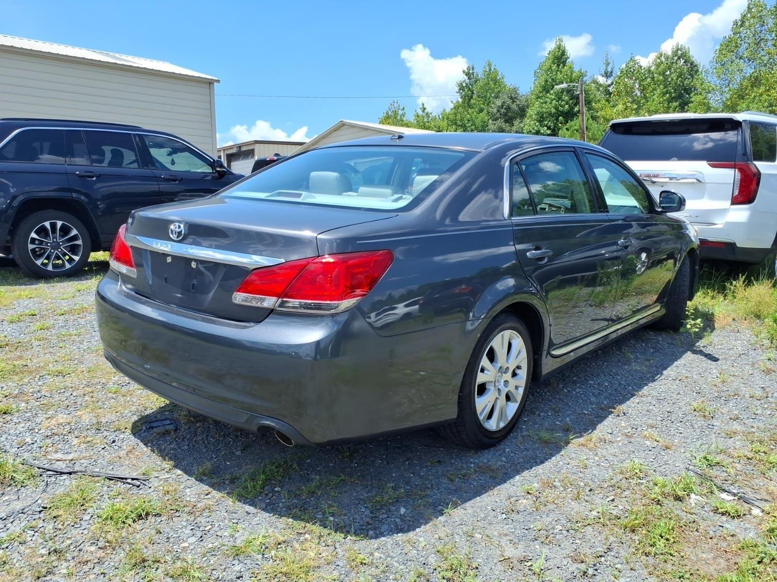 Used 2011 CLASSIC SILVER METALLIC TOYOTA LIMI image 8