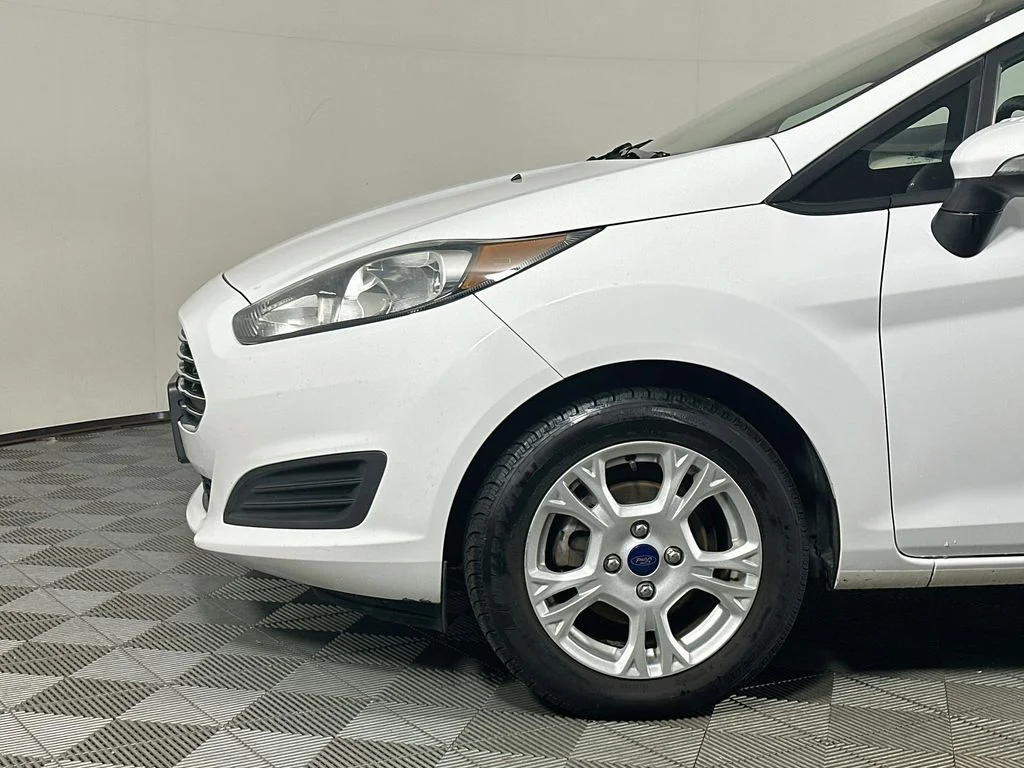 Used 2016 Oxford White Ford SE image 9
