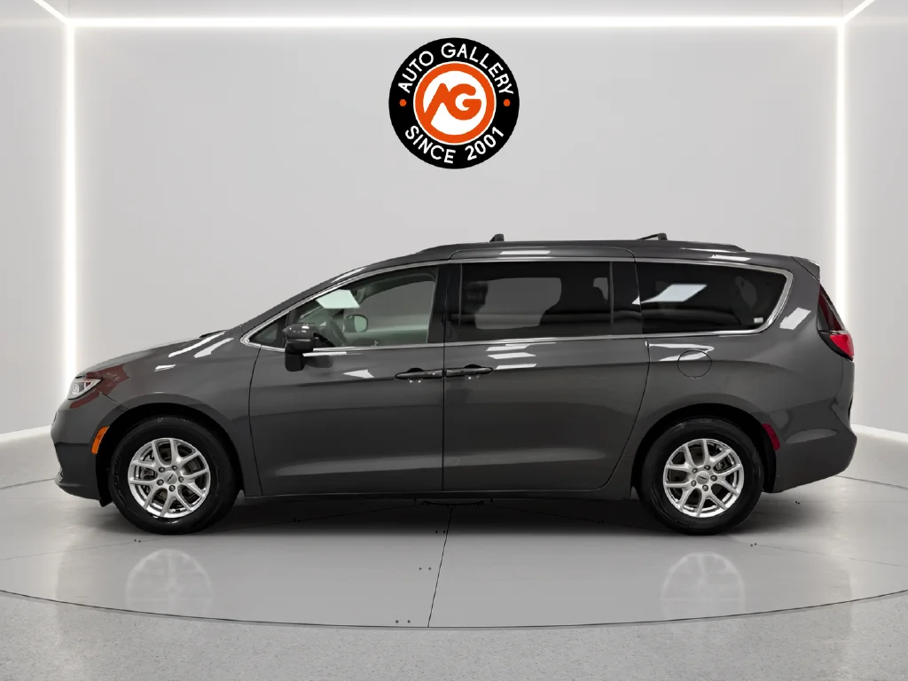 Used 2022 Gray Chrysler Touring L image 4