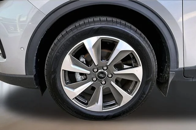 Used 2023 Silver Ford Platinum image 28