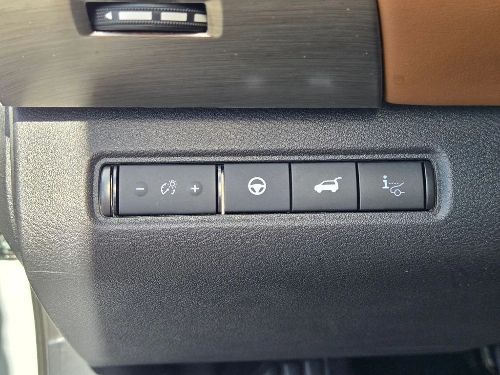 Used 2025 White Nissan Platinum image 25