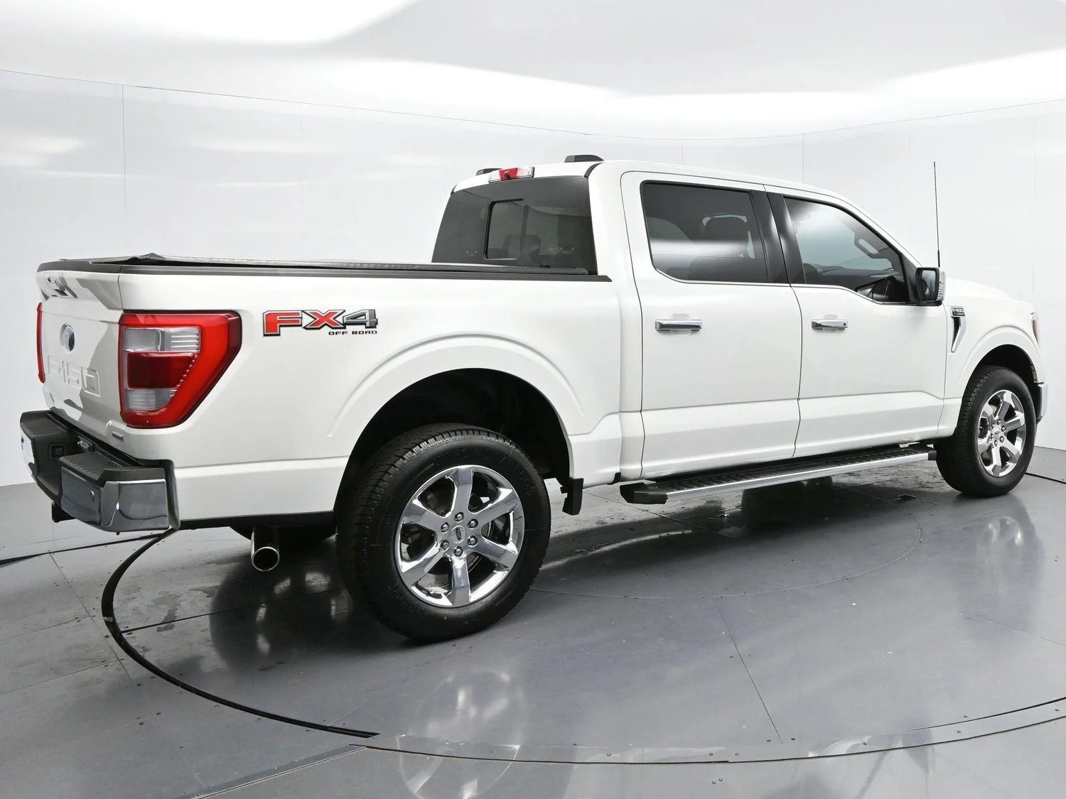 Used 2022 Star White Metallic Tri-Coat Ford LARIAT image 7