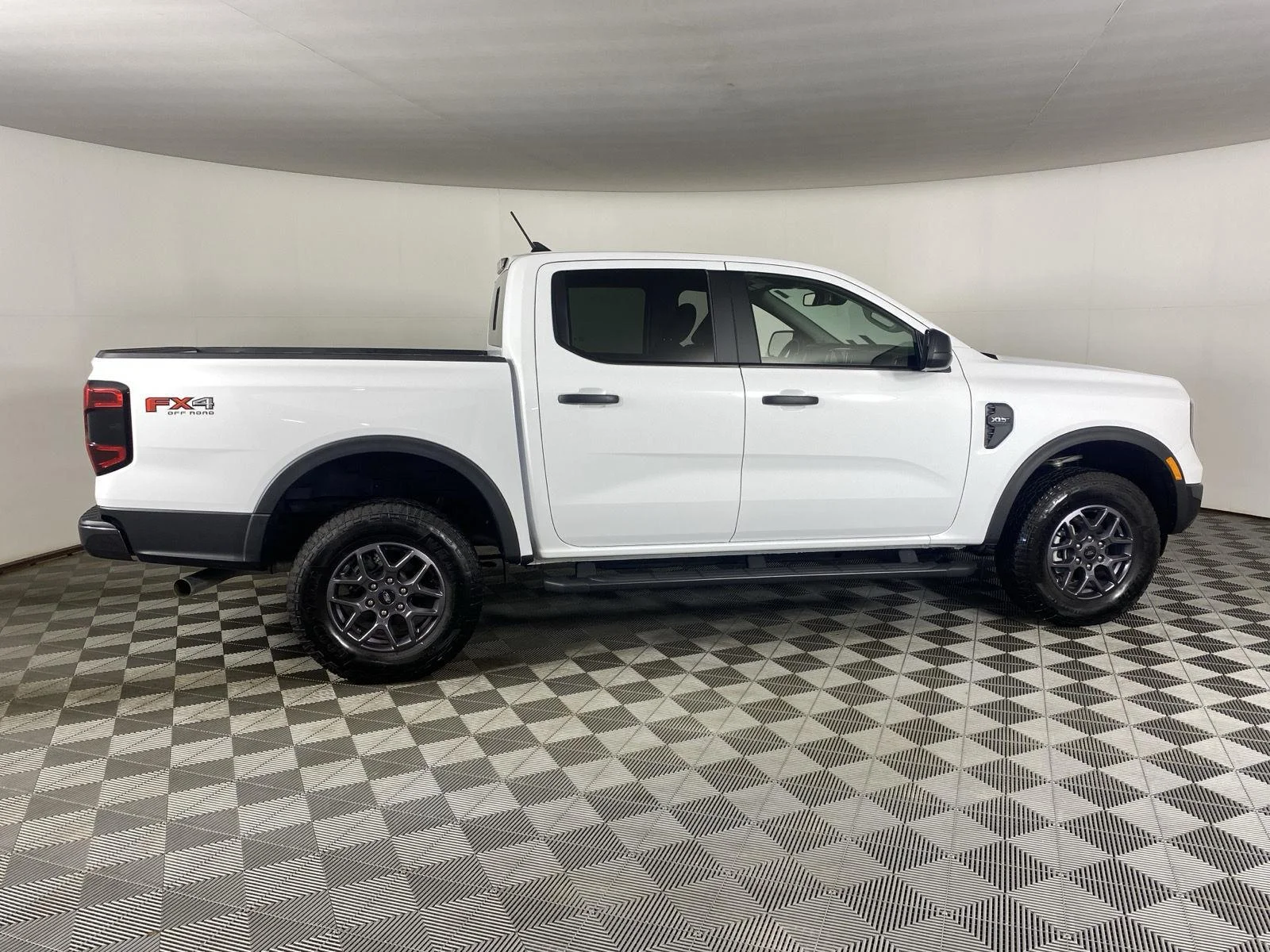 Used 2025 Oxford White Ford XLT image 11