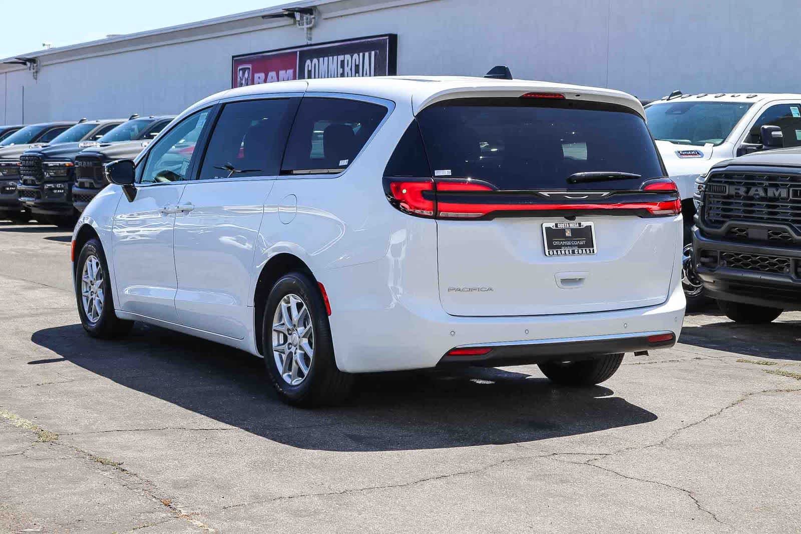 New 2027 Bright White Clear-Coat Exterior Paint Chrysler Select image 6