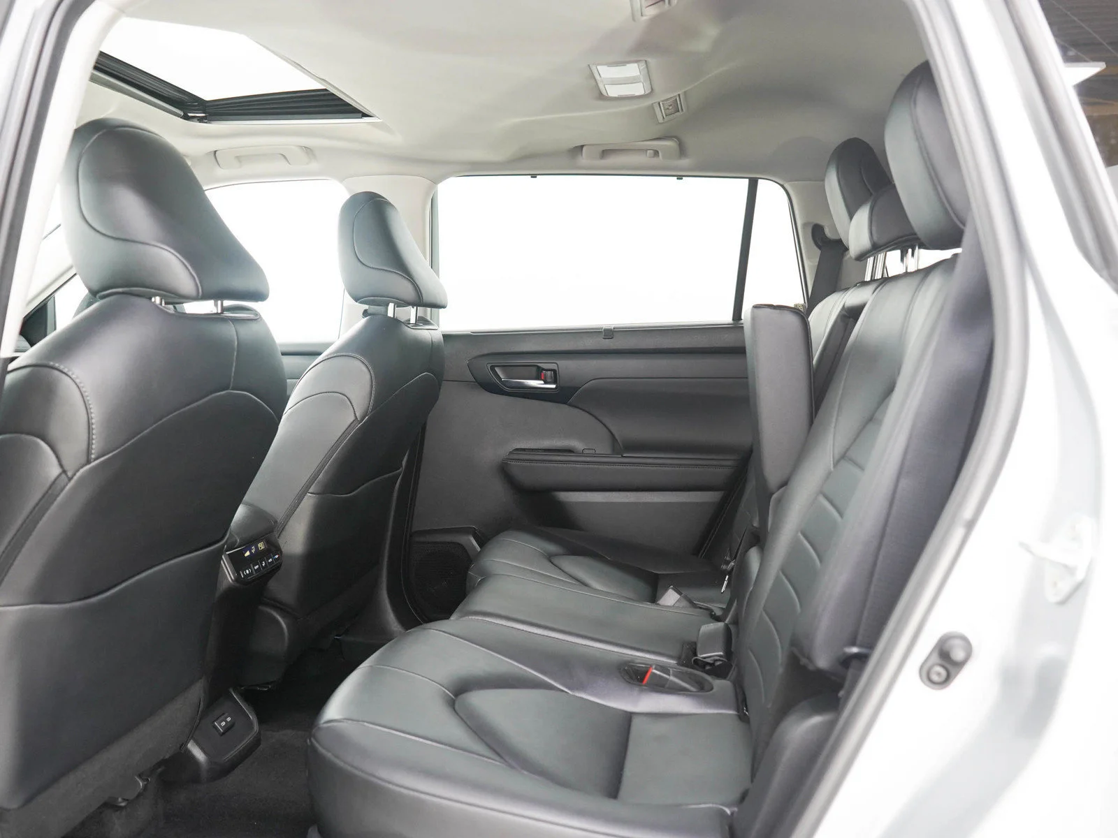 Used 2024 Silver Toyota XLE AWD (Natl) image 16