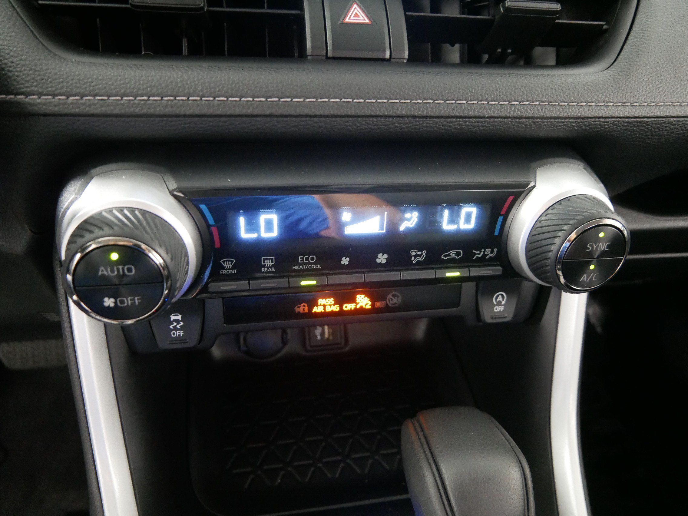 2024 Toyota RAV4 XLE - Photo 23